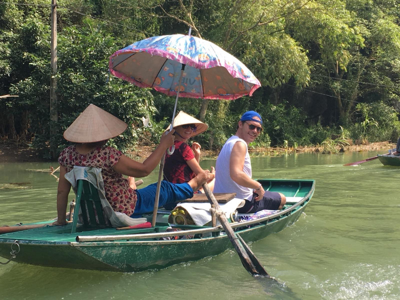 Jour 3 : Route pour Ninh Binh, balade en barque et à vélo dans la Baie d'Halong terrestre