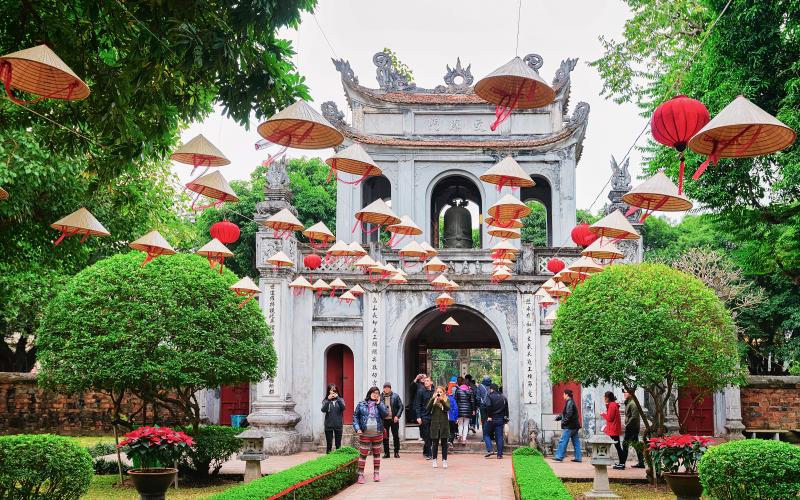 Jour 2 : Découverte des sites culturels majeurs de Hanoi puis visite du village de Bat Trang