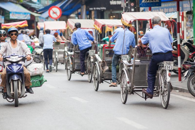 Jour 1 : Accueil à Hanoi, massage de bienvenue et balade en cyclo-pousse dans le Vieux-quartier