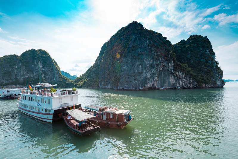Jour 5: Départ pour Hai Phong et embarquement pour une croisière de luxe dans la baie primitive de Lan Ha