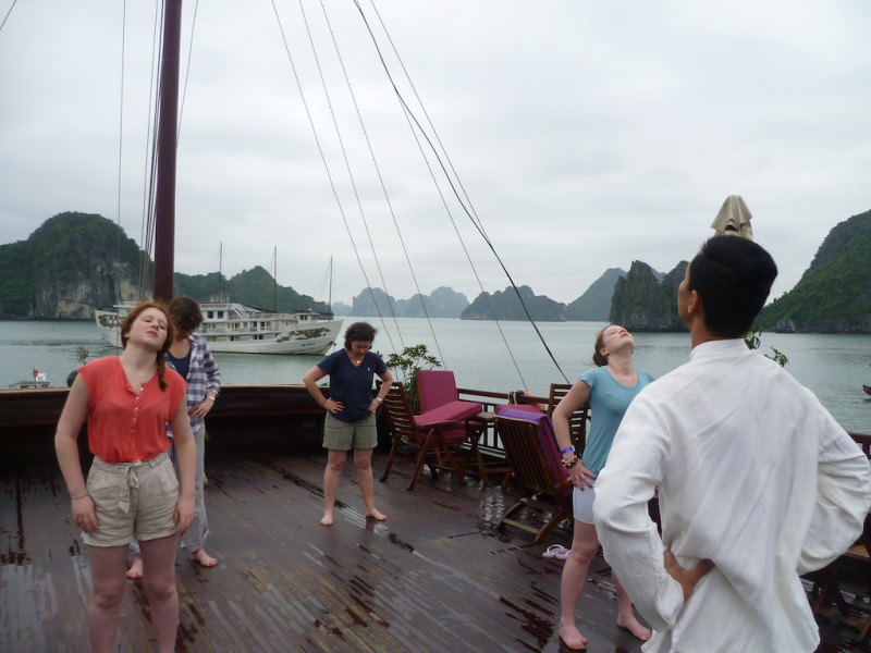 Jour 8: Navigation dans la baie de Bai Tu Long, Tai Chi et visite de grotte, puis retour à Hanoi et envol pour Hué